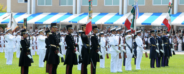 preside elcomandante supremo jura de bandera de cadetes de la henm